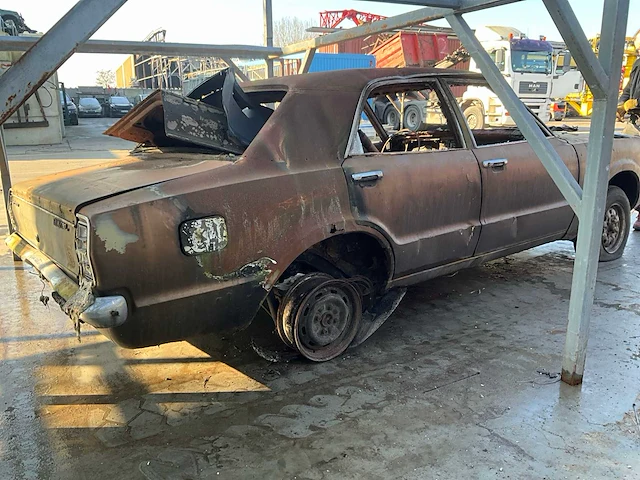 Wrak ford taunus xl (brandschade) - afbeelding 5 van  10
