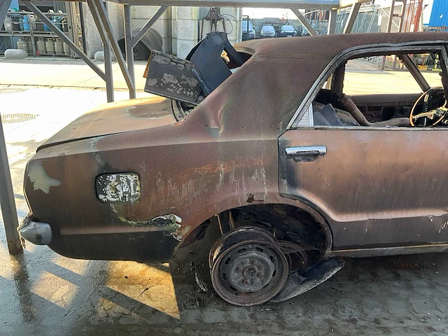 Wrak ford taunus xl (brandschade) - afbeelding 6 van  10