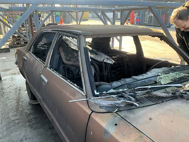Wrak ford taunus xl (brandschade) - afbeelding 7 van  10