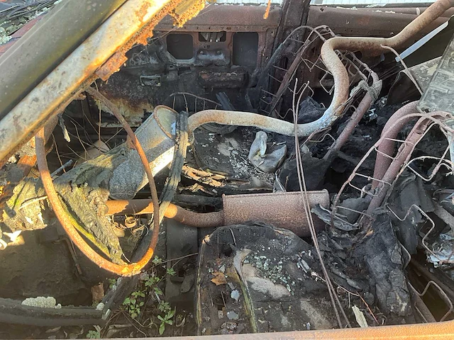 Wrak ford taunus xl (brandschade) - afbeelding 8 van  10