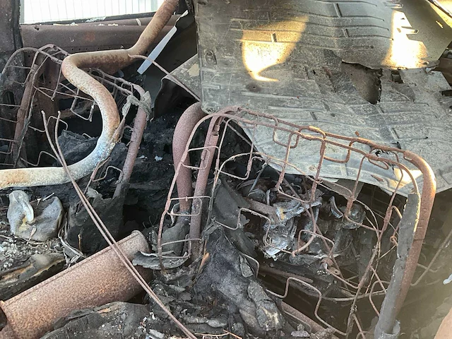 Wrak ford taunus xl (brandschade) - afbeelding 9 van  10