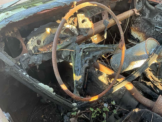 Wrak ford taunus xl (brandschade) - afbeelding 10 van  10