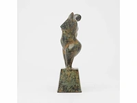 Wulps backbend lady statue gemaakt van gepatineerd brons - afbeelding 2 van  8