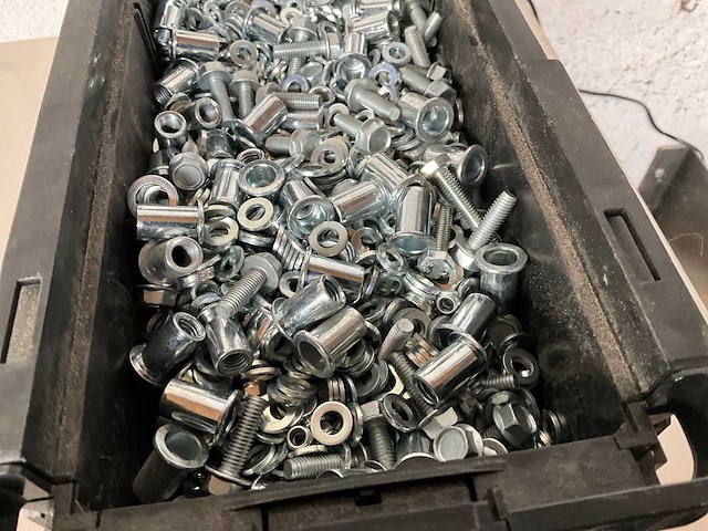 Würth 10.40 kg mix bak met o.a. blindklinkmoeren, ringen en bouten - afbeelding 3 van  4