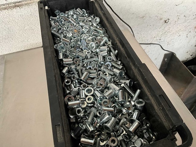 Würth 10.40 kg mix bak met o.a. blindklinkmoeren, ringen en bouten - afbeelding 4 van  4