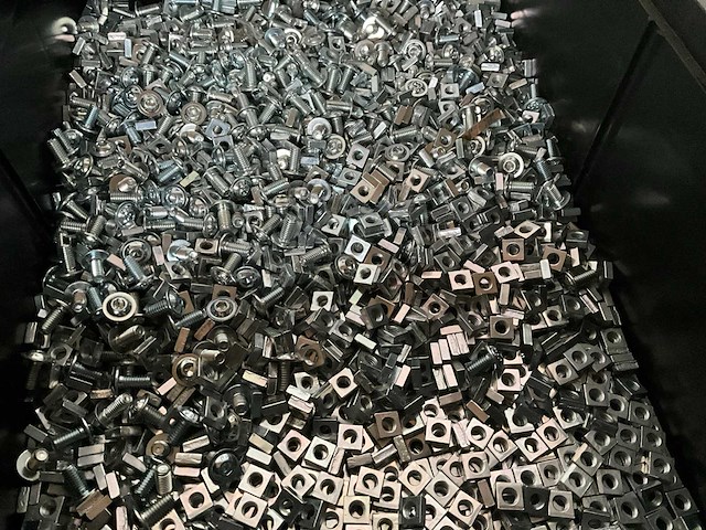 Würth 11.16 kg vierkantmoer laag m6 x 4 in stapelbare bak - afbeelding 3 van  5