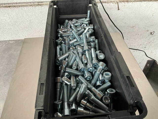 Würth 12.32 kg cilinderschroef m10 x 50 in stapelbare bak - afbeelding 3 van  5