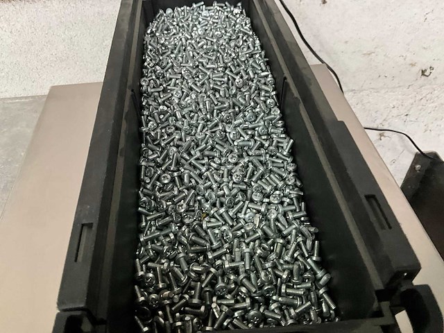 Würth 14.31 kg draadvormende schroef m4 x 10 in stapelbare bak - afbeelding 3 van  5