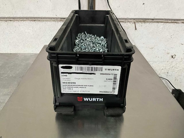 Würth 3.99 kg lage bolkopschroef met flens m6 x 12 in stapelbare bak - afbeelding 1 van  5