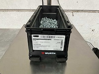 Würth 3.99 kg lage bolkopschroef met flens m6 x 12 in stapelbare bak - afbeelding 1 van  5