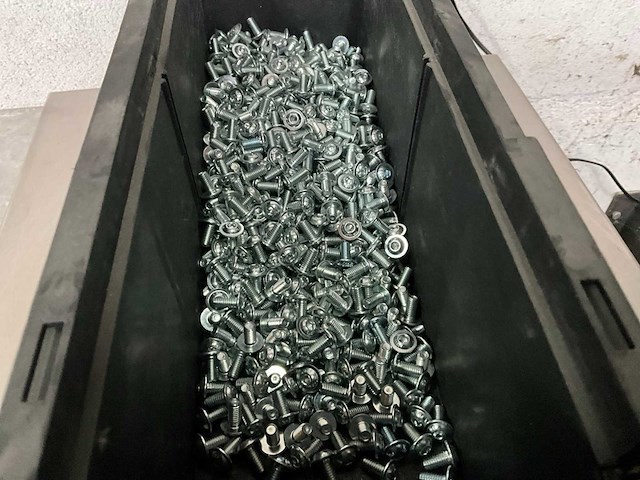 Würth 3.99 kg lage bolkopschroef met flens m6 x 12 in stapelbare bak - afbeelding 3 van  5