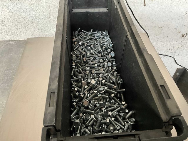 Würth 4.33 kg zeskant schroef met flens m6 x 20 in stapelbare bak - afbeelding 3 van  5