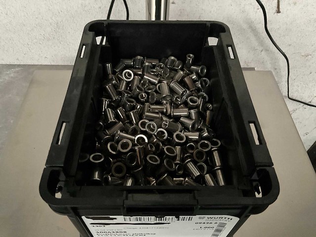 Würth 4.35 kg blindklinkmoer platbolkop in stapelbare bak - afbeelding 2 van  5
