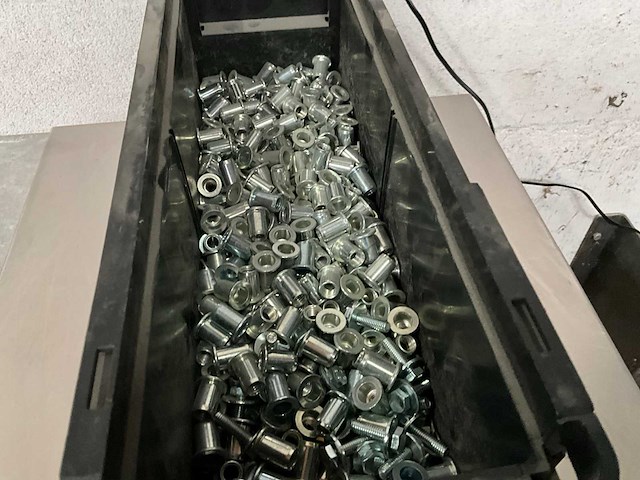 Würth 4.62 kg blindklinkmoer platbolkop 9- m8 in stapelbare bak - afbeelding 3 van  5