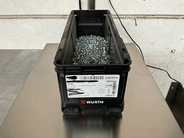 Würth 5.23 kg mix bak met o.a. ringen, bouten en blindklinkmoeren in stapelbare bak - afbeelding 1 van  5