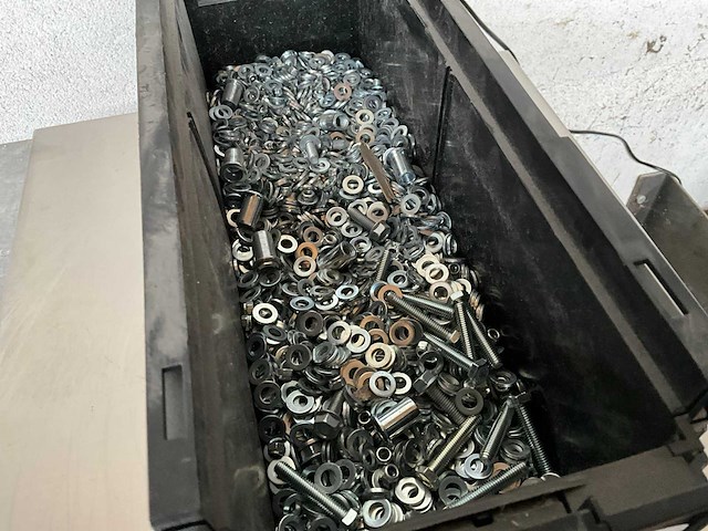 Würth 5.23 kg mix bak met o.a. ringen, bouten en blindklinkmoeren in stapelbare bak - afbeelding 3 van  5