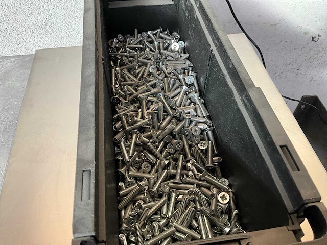 Würth 5.75 kg draadvormende schroef m6 x 30 in stapelbare bak - afbeelding 3 van  5