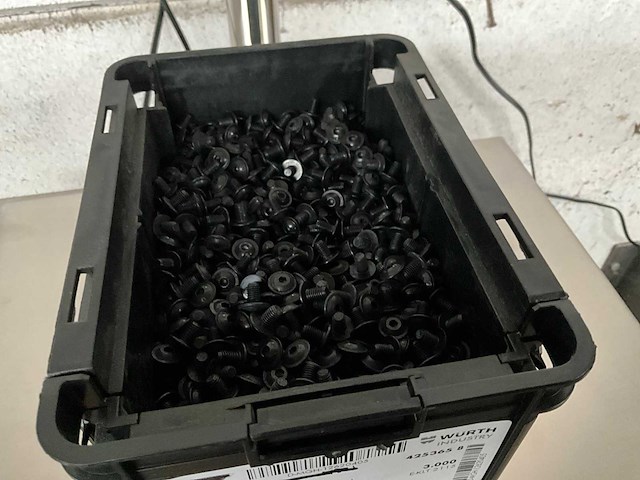 Würth 6.51 kg bolkopschroef met flens m5 x 8 in stapelbare bak - afbeelding 2 van  5