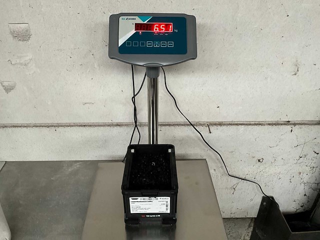 Würth 6.51 kg bolkopschroef met flens m5 x 8 in stapelbare bak - afbeelding 3 van  5