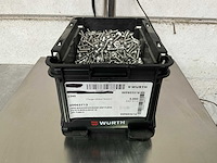 Würth 6.54 kg lage bolkopschroef met flens m5 x 16 in stapelbare bak - afbeelding 1 van  5