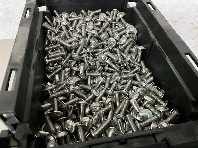 Würth 6.54 kg lage bolkopschroef met flens m5 x 16 in stapelbare bak - afbeelding 3 van  5