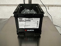 Würth 6.55 kg flensbout met vertanding ripp m6 x 12 in stapelbare bak - afbeelding 1 van  5