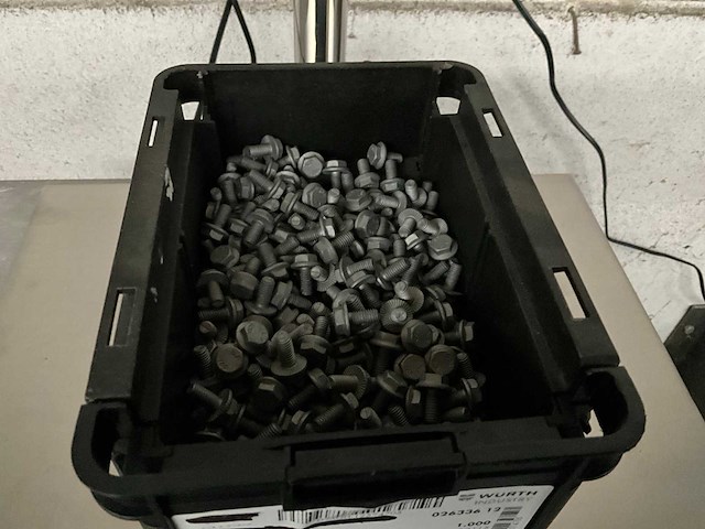 Würth 6.55 kg flensbout met vertanding ripp m6 x 12 in stapelbare bak - afbeelding 2 van  5