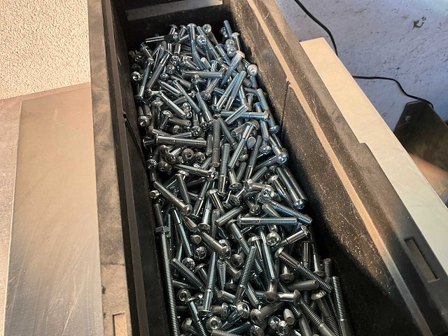 Würth 7.99 kg lage bolkopschroef m6 x 40 in stapelbare bak - afbeelding 3 van  5