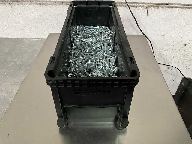 Würth 8.22 kg mix met o.a. moeren en bouten in stapelbare bak - afbeelding 1 van  6