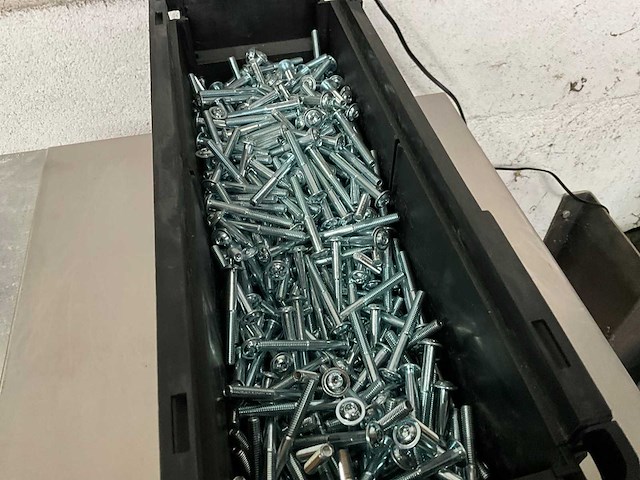 Würth 8.25 kg lage bolkopschroef met flens m6 x 50 in stapelbare bak - afbeelding 3 van  5