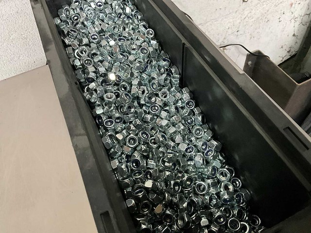 Würth 9.47 kg zelfborgende zeskantmoer m8 in stapelbare bak - afbeelding 3 van  5