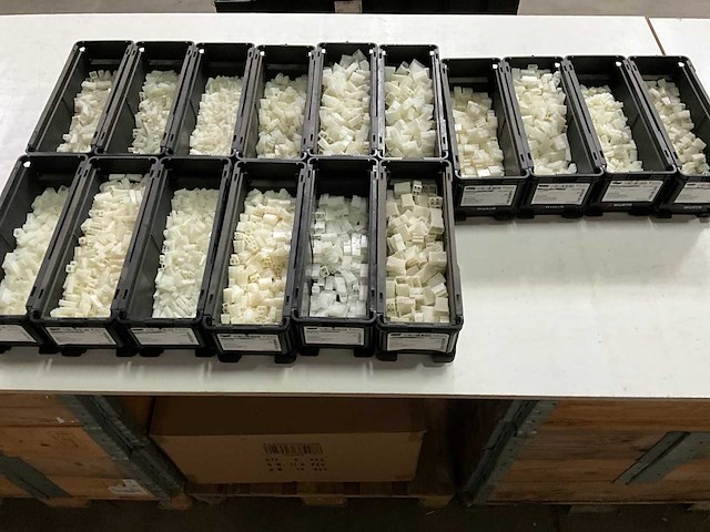 Würth isolatiehuis v-tong male/female diverse maten wit in stapelbare bakken - afbeelding 1 van  10