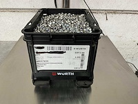 Würth zelfborgende zeskantmoer m5 in stapelbare bak - afbeelding 1 van  5
