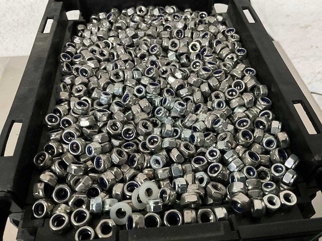 Würth zelfborgende zeskantmoer m5 in stapelbare bak - afbeelding 3 van  5