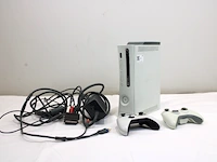 Xbox 360 met 2 controllers - afbeelding 1 van  4