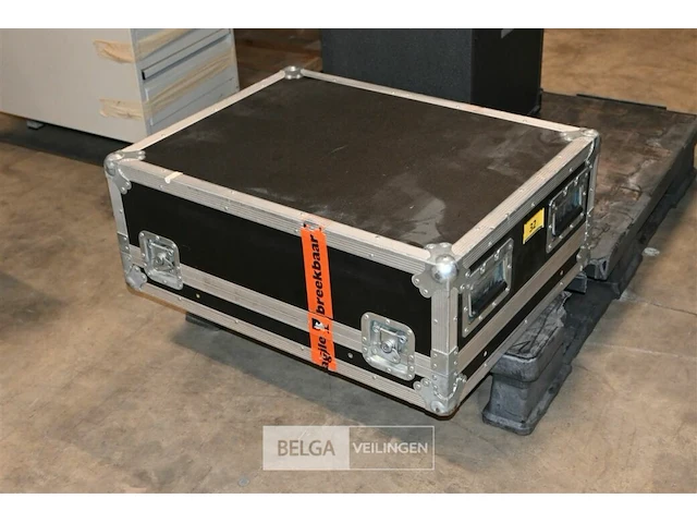 Yamaha 03d digitale mixing console + flightcase - afbeelding 6 van  6