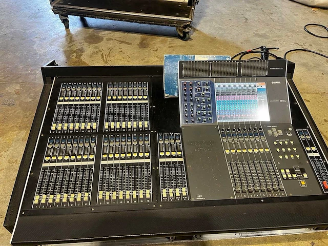 Yamaha m7cl 32ch digitale geluidtafel - afbeelding 1 van  3