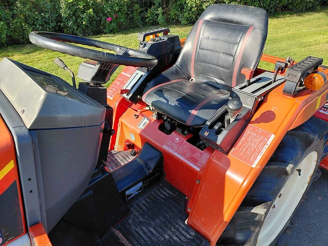 Yanmar f155 vierwielaangedreven minitractor met grondfrees - afbeelding 5 van  18