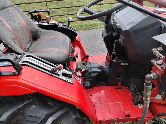 Yanmar f175 vierwielaangedreven minitractor met frontlader - afbeelding 2 van  21
