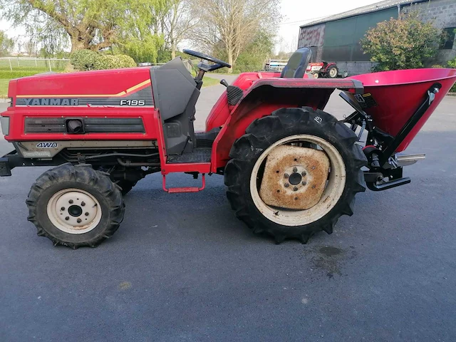 Yanmar f195d vierwielaangedreven minitractor met kunstmeststrooier - afbeelding 1 van  16
