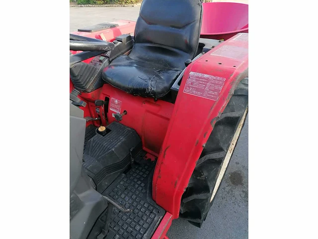 Yanmar f195d vierwielaangedreven minitractor met kunstmeststrooier - afbeelding 12 van  16