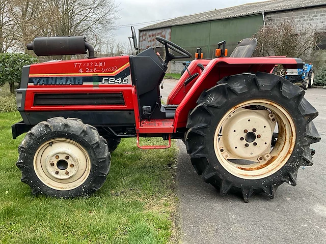 Yanmar f24d vierwielaangedreven minitractor - afbeelding 13 van  15
