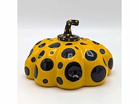 Yayoi kusama (1929) - dots obsession naoshima geel - afbeelding 1 van  8