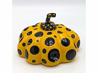 Yayoi kusama (1929) - dots obsession naoshima geel - afbeelding 2 van  8