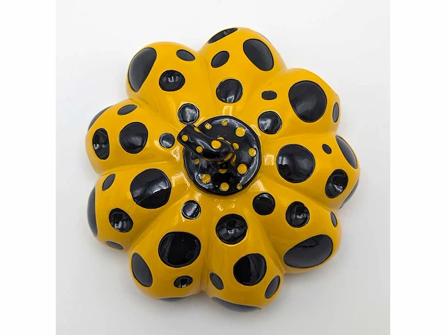 Yayoi kusama (1929) - dots obsession naoshima geel - afbeelding 4 van  8