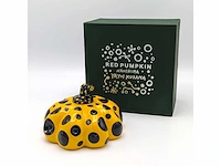 Yayoi kusama (1929) - dots obsession naoshima geel - afbeelding 6 van  8