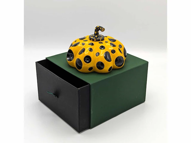 Yayoi kusama (1929) - dots obsession naoshima geel - afbeelding 7 van  8