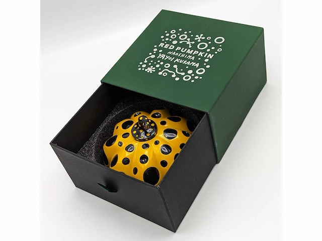 Yayoi kusama (1929) - dots obsession naoshima geel - afbeelding 8 van  8