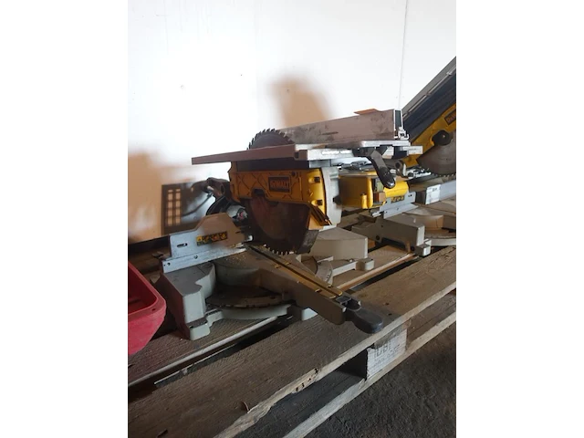 Zaagmachine dewalt - afbeelding 2 van  4
