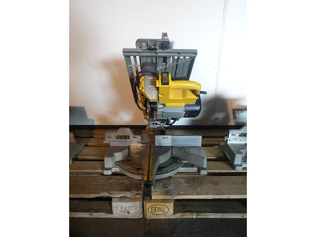 Zaagmachine dewalt - afbeelding 1 van  4